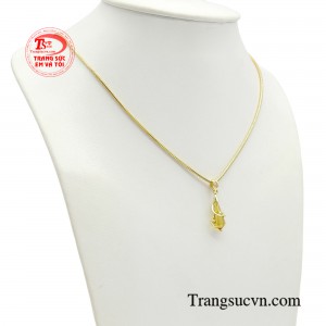 Chiếc mặt dây sapphire được mài cắt tinh xảo, tạo nên vẻ quyền quý và cuốn hút cho quý cô.