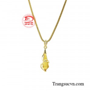 Thiết kế tạo hình uốn lượn ôm lấy viên đá sapphire được cắt hình giọt nước tạo điểm nhấn nổi bật hút hồn người đối diện.