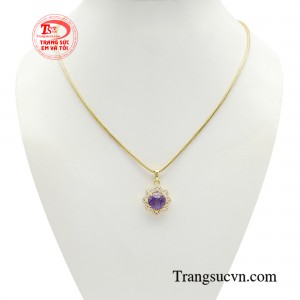 Bộ dây thạch anh tím thời thượng là món trang sức sở hữu vẻ đẹp tuyệt mỹ khiến bất kỳ ai cũng đều có thể trở nên lộng lẫy, kiêu sa.