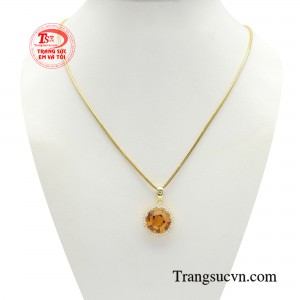 Bộ dây thạch anh vàng tỏa sáng được nhiều người yêu thích bởi vẻ đẹp đầy mê hoặc toát lên bởi ánh vàng sang trọng, quý phái. 