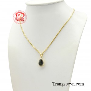 Bản thân viên đá tourmaline được mài giũa để đạt độ trong suốt, giác cắt hoàn mỹ, từng đường nét chạm khắc đều được cân đo theo tỉ lệ chuẩn nhất