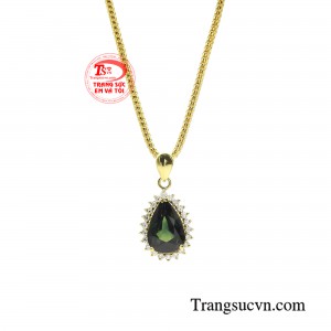 Kết hợp với bàn tay chế tác đỉnh cao của các nghệ nhân kim hoàn, tạo nên phiên bản đặc biệt đạt tiêu chuẩn thẩm mỹ và chất lượng hoàn hảo.