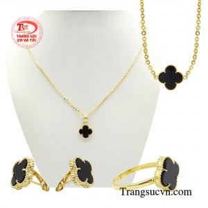 Bộ trang sức nữ duyên dáng lấy cảm hứng từ cỏ 4 lá đem lại hi vọng, niềm tin, tình yêu và may mắn cho người  sở hữu.