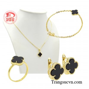 Bộ trang sức mang thiết kế tươi trẻ, phóng khoáng nhưng không quá cầu kỳ giúp phái đẹp thể hiện tinh thần và phong cách sống của phụ nữ hiện đại.