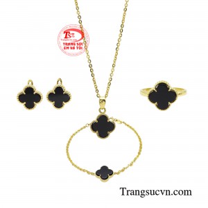 Diện bộ trang sức thời thượng chính là bí quyết hoàn hảo giúp bạn cân bằng tổng thể trang phục để tạo dựng hình ảnh thanh lịch, toát lên từ thần thái và thể hiện đẳng cấp nơi công sở.