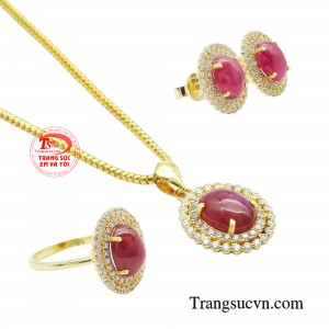 Điểm nhấn chính là đá ruby tinh chọn đặt trong thiết kế hoàn hảo