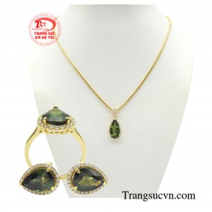 Bộ trang sức tourmaline kiêu sa không chỉ tôn lên vẻ đẹp kiêu hãnh mà còn góp phần nuôi dưỡng tâm hồn, tỏa năng lượng thu hút tiền tài, phát triển công danh sự nghiệp.