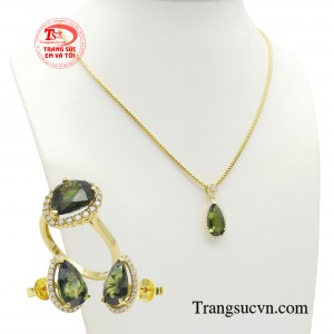 Bộ trang sức chính là bí quyết giúp phái đẹp trở nên xinh đẹp, tự tin khẳng định cá tính và nâng tầm đẳng cấp.