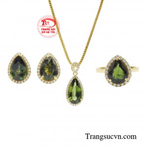 Bộ sản phẩm sử dụng chất liệu đá tourmaline cao cấp với thiết kế xứng tầm vị thế dành cho những quý cô thành đạt.