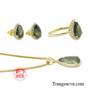 Đường nét thiết kế hiện đại và bay bổng làm nổi bật vẻ đẹp mê hoặc của đá quý tourmaline.