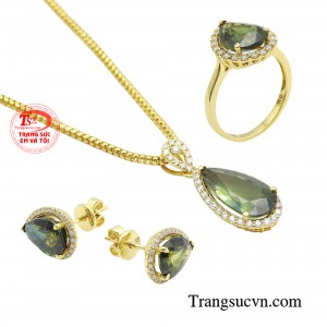 Hãy cùng bộ trang sức tourmaline trở thành nữ hoàng của những buổi dạ tiệc, hiện thân cho vẻ đẹp thanh nhã mà rạng rỡ.