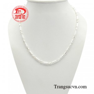 Dây chuyền bạc trẻ em hiếu động thiết kế mắt dây đúc cực kỳ chắc chắn, phần móc nối dày dặn thách thức với thời gian. 