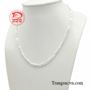 Kiểu dáng dây hiện đại làm nổi bật phong cách thời thượng năng động cho các bé. 