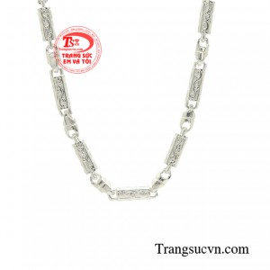 Mẫu dây chuyền bạc này sẽ giúp các con thể hiện được tính cách riêng biệt cùng sự khỏe khoắn trẻ trung đầy tự tin. 