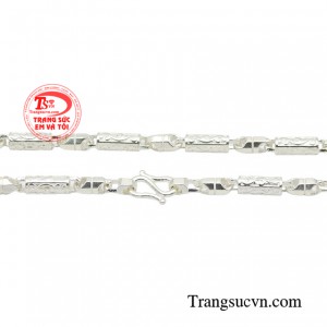 Chiếc dây chuyền bạc sẽ cùng theo con qua những cuộc hành trình lớn khôn.