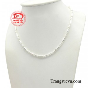 Hẳn bậc cha mẹ nào cũng mong muốn đứa con yêu dấu của mình được bình an và mạnh khỏe.