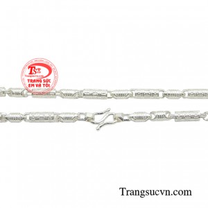 Và chiếc dây chuyền bạc chính là món trang sức phù hợp nhất.