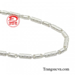 Với các bé trai năng động và đáng yêu, đeo dây chuyền bạc để mang may mắn, sức khỏe, và cũng là một cách giúp cho bé yêu hay ăn chóng lớn.
