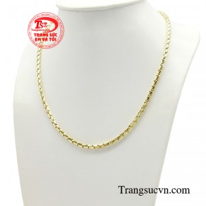 Chất liệu vàng 18k cao cấp nhập khẩu Italy, đem đến sự sang trọng hiện đại cho sản phẩm.