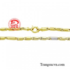 Vì thế sản phẩm rất phù hợp dành cho các anh chàng theo đuổi phong cách lịch lãm luôn có sự trưởng thành, tinh tế và khá thời thượng.