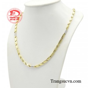 Chiếc dây chuyền được tập trung vào cách chế tác tỉ mỉ, tinh xảo chính