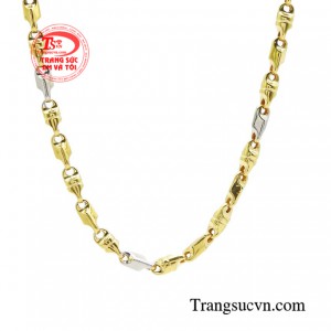 Thiết kế dây chuyền hài hòa giúp các đấng mày râu trở nên lôi cuốn, tạo điểm nhấn cực ngầu, tôn vinh vẻ đẹp khí chất nam tính. 