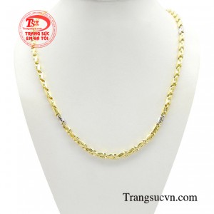 Dây chuyền nam phong cách bản lĩnh là một trong những món đồ thời trang cần phải có trong tủ đồ của phái mạnh giúp nổi bật trang phục. 