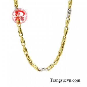 Hãy đầu tư ngay một chiếc dây chuyền nam để có thể biến hóa đa dạng trong mọi phong cách. 