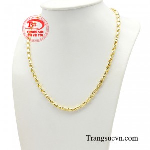 Chiếc dây chuyền được làm bằng chất liệu vàng 10k không kén người đeo