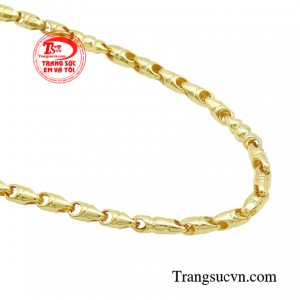 Chiếc dây chuyền sẽ là hành trang cho phái mạnh thể hiện cái tôi kiêu hãnh và bản lĩnh. 