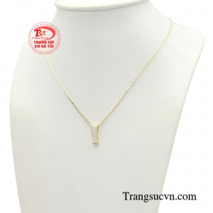 Với kỹ thuật đính đá tinh xảo, đã khiến các chị em điên đảo với mẫu dây chuyền cá tính có mặt là một khối đầy cá tính. 