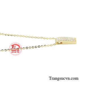 Với mẫu dây chuyền này kết hợp với đá Cz sở hữu ánh sáng rực rỡ lấp lánh giúp sợi dây chuyền thêm ấn tượng và cuốn hút.