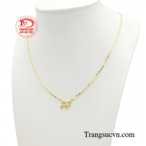 Bên trong là hình ảnh chiếc mũi tên được ghim sâu nổi bật. 