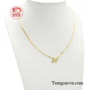 Chiếc dây chuyền không chỉ giúp bạn có được vẻ đẹp nổi bật mà còn mang lại khí chất thuần khiết, khiến bạn khác biệt với những người phụ nữ còn lại. 