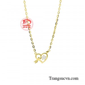 Mẫu dây chuyền này giúp nàng tạo điểm nhấn cho vẻ ngoài ngọt ngào thu hút và là món quà lý tưởng cho các bạn nữ có phong cách trang nhã, dịu dàng.s