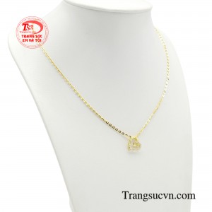 Chắc chắn rằng mọi cô gái sẽ thật cảm động khi người mình yêu dành tặng một chiếc dây chuyền mặt trái tim đầy lãng mạn. 