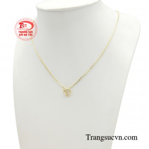 Và chiếc dây chuyền trái tim tỏa sáng lấp lánh chính là người bạn đồng hành lý tưởng trong khoảnh khắc này.