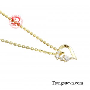 Đặc biệt, chiếc dây chuyền với thiết kế thanh mảnh luôn chứng tỏ sức hút mạnh mẽ, khiến nhiều cô nàng mê mẩn. Không chỉ tôn lên vẻ đẹp dịu dàng, tinh tế mà còn giúp phái đẹp thêm quyến rũ và nổi bật.