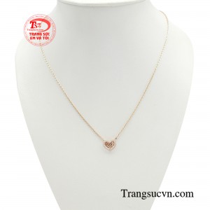 Dây chuyền trái tim vàng hồng mang thông điệp “Mở lối yêu thương chạm đến trái tim” thể hiện qua hình tượng trái tim gắn kết cùng hòa chung nhịp đập