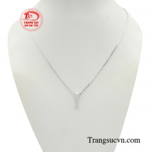 Dây chuyền vàng trắng cuốn hút được nhiều bạn nữ yêu thích bởi thiết kế đơn giản mà tinh tế.