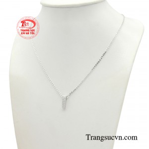 Mẫu dây chuyền nữ cá tính mặt liền mang lại sự hấp dẫn đặc biệt làm nổi bật lên gu thời trang độc đáo của người sử dụng cùng gam màu nhẹ nhàng, rung động lòng người ngay từ ấn tượng đầu tiên.