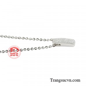 Sợi dây chuyền sử dụng chất liệu vàng trắng 18k tạo điểm nhấn khác biệt trong phong cách thanh lịch của các cô gái.