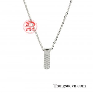 Thiết kế nhẹ nhàng nhưng không đơn điệu khi kết hợp cùng những viên đá Cz lấp lánh, mang đến sự kiêu sa và sang trọng riêng biệt.