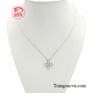 Dây chuyền vàng trắng tỏa sáng với kiểu dáng trẻ trung, đặc biệt thanh lịch