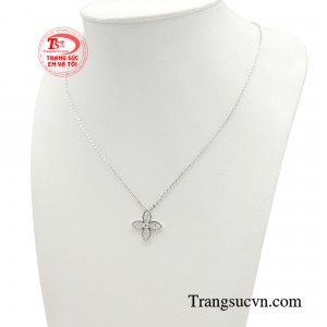 Chiếc dây chuyền đích thị là át chủ bài, không thể thiếu trong rương trang sức của mọi quý cô. 