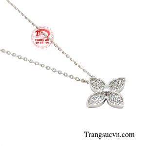 Thiết kế tinh tế khi sử dụng chất liệu vàng trắng 10K để cân bằng yếu tố trẻ trung và sang trọng, mang đến những trải nghiệm mới mẻ cho phong cách của một quý cô sành điệu. 