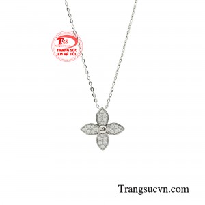 Một chút lấp lánh từ sợi dây chuyền cũng đủ để làm nổi bật vẻ đẹp tự tin của mọi cô gái.