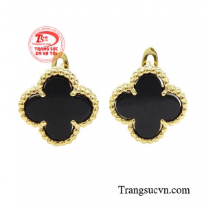 Thanh lịch nhưng vẫn giữ nguyên vẻ đẹp trẻ trung, quyến rũ.