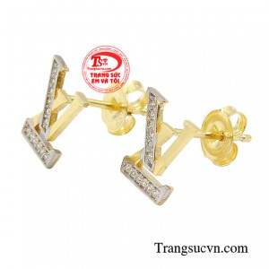 Sử dụng đôi bông tai như một cách giúp nàng thể hiện sự khéo léo và phô diễn vẻ đẹp đầy tinh tế của mình. 