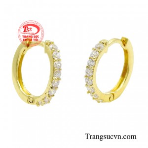 Giúp tô điểm từng đường nét thanh tú trên gương mặt nàng.